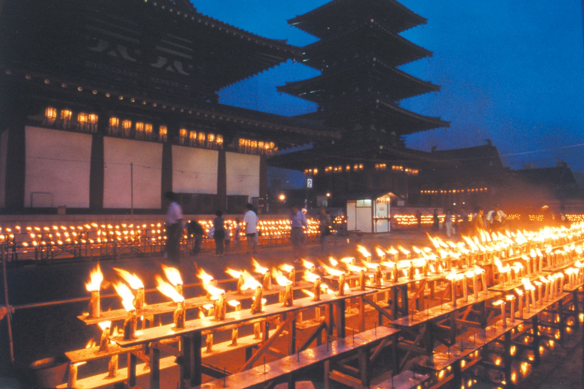 四天王寺 万灯供養 1万本のローソクが灯されて 終了しました Jfa 一般財団法人 日本ファッション協会