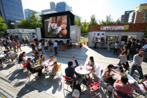会場で秋の味覚を楽しむ人々/写真提供:札幌市 autum_fest